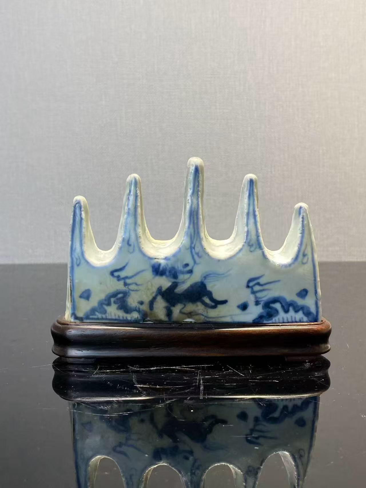 青花飞马图山形笔架