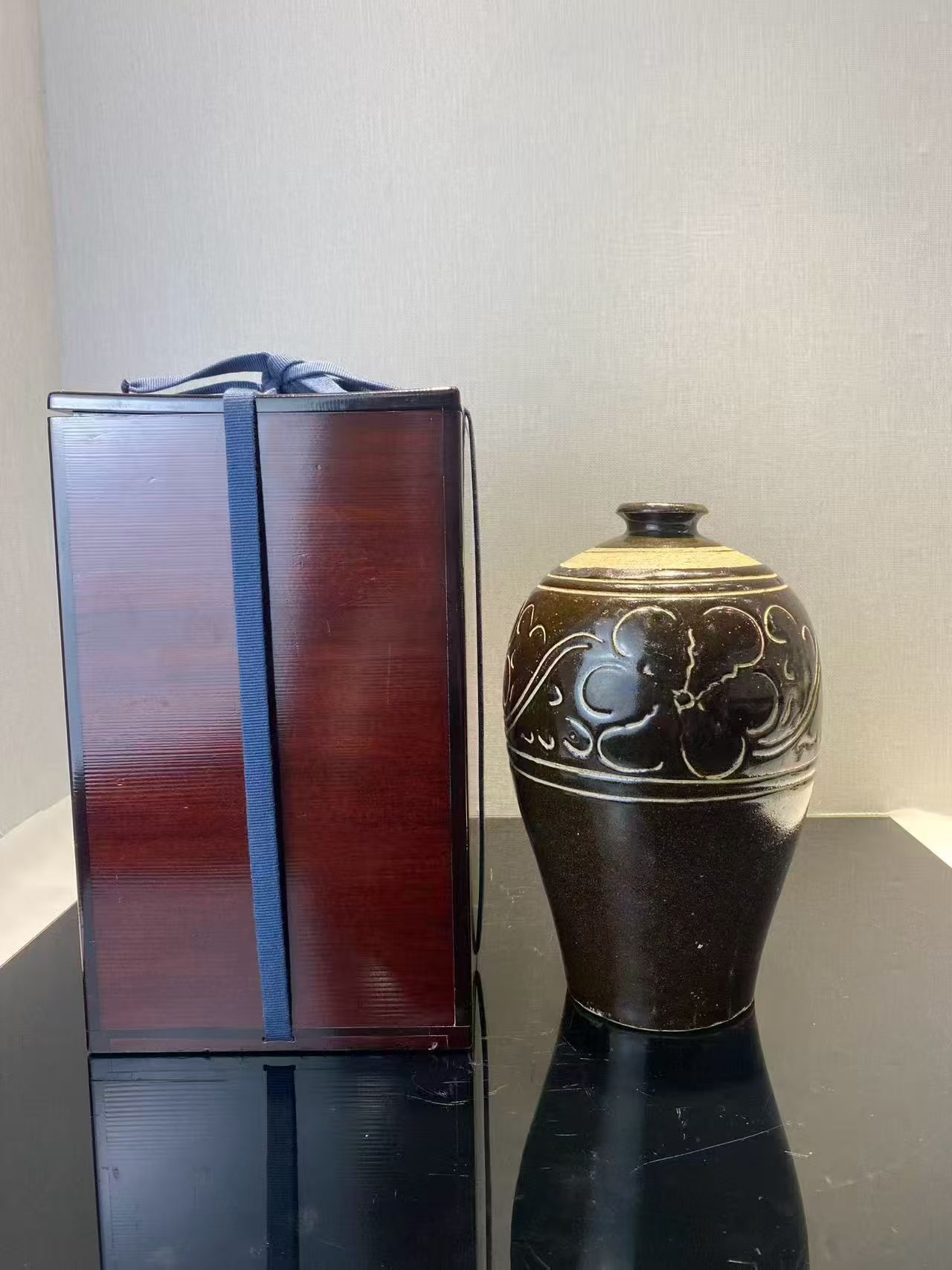 磁州窑黑地剔花牡丹纹梅瓶（配日本老盒）