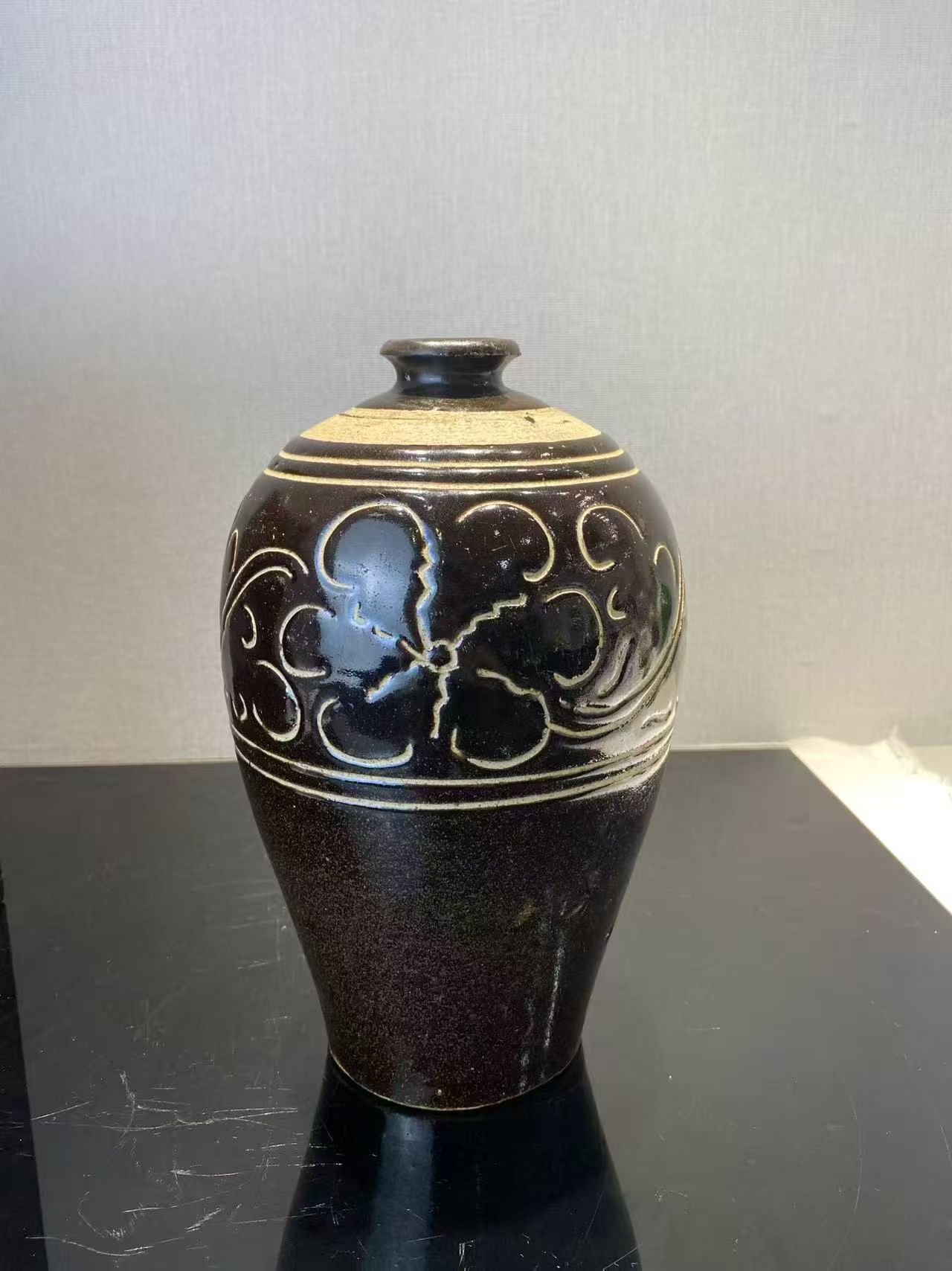 磁州窑黑地剔花牡丹纹梅瓶（配日本老盒）