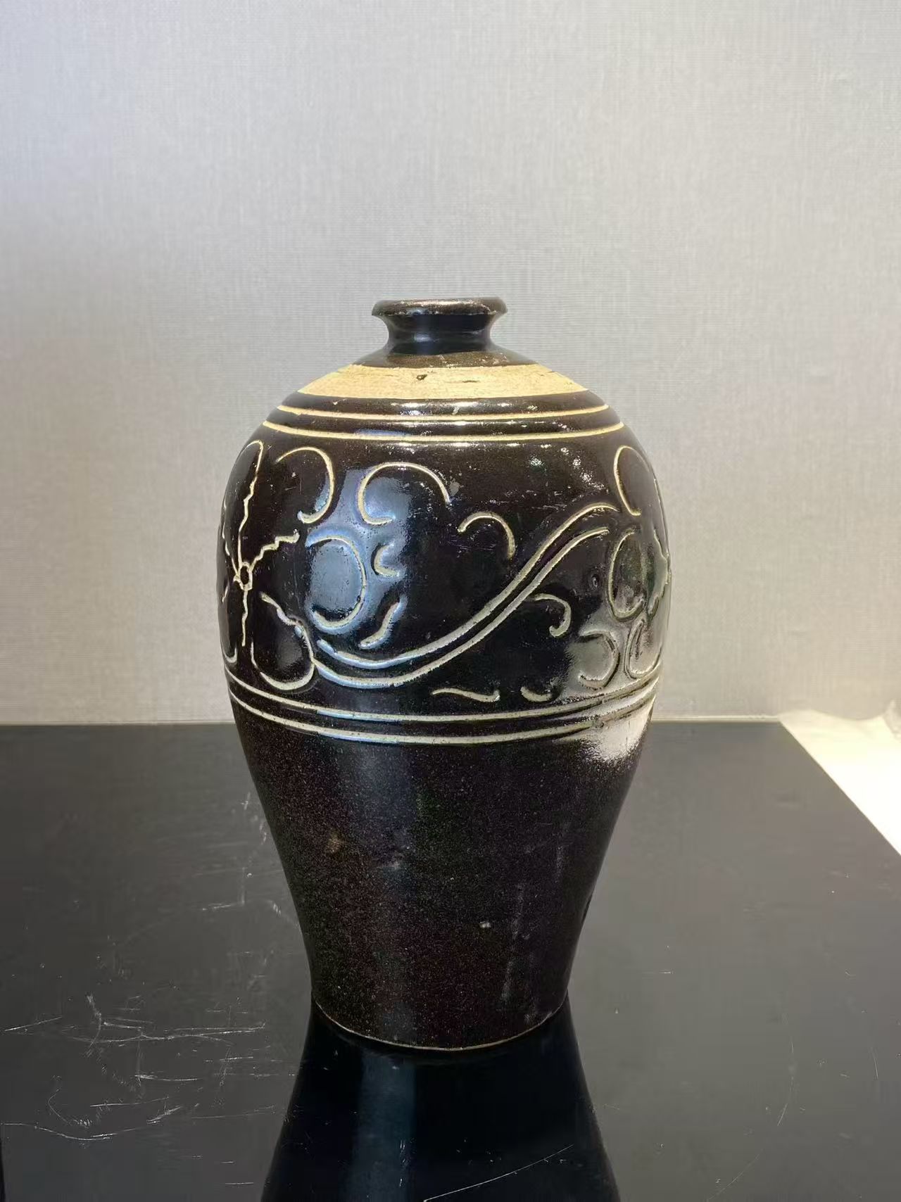 磁州窑黑地剔花牡丹纹梅瓶（配日本老盒）