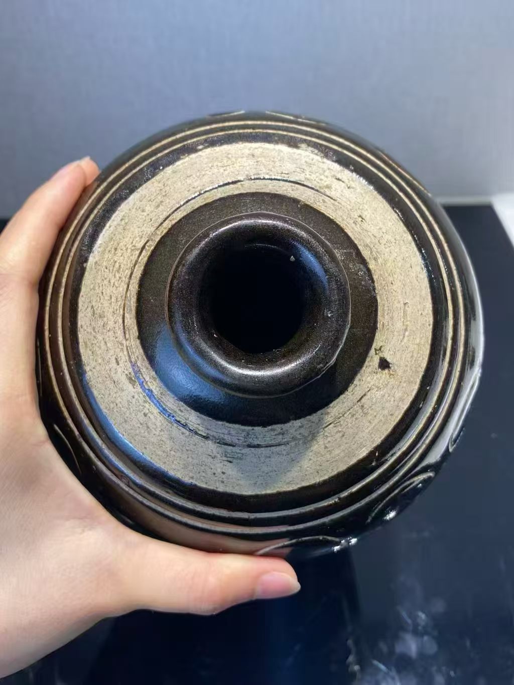 磁州窑黑地剔花牡丹纹梅瓶（配日本老盒）