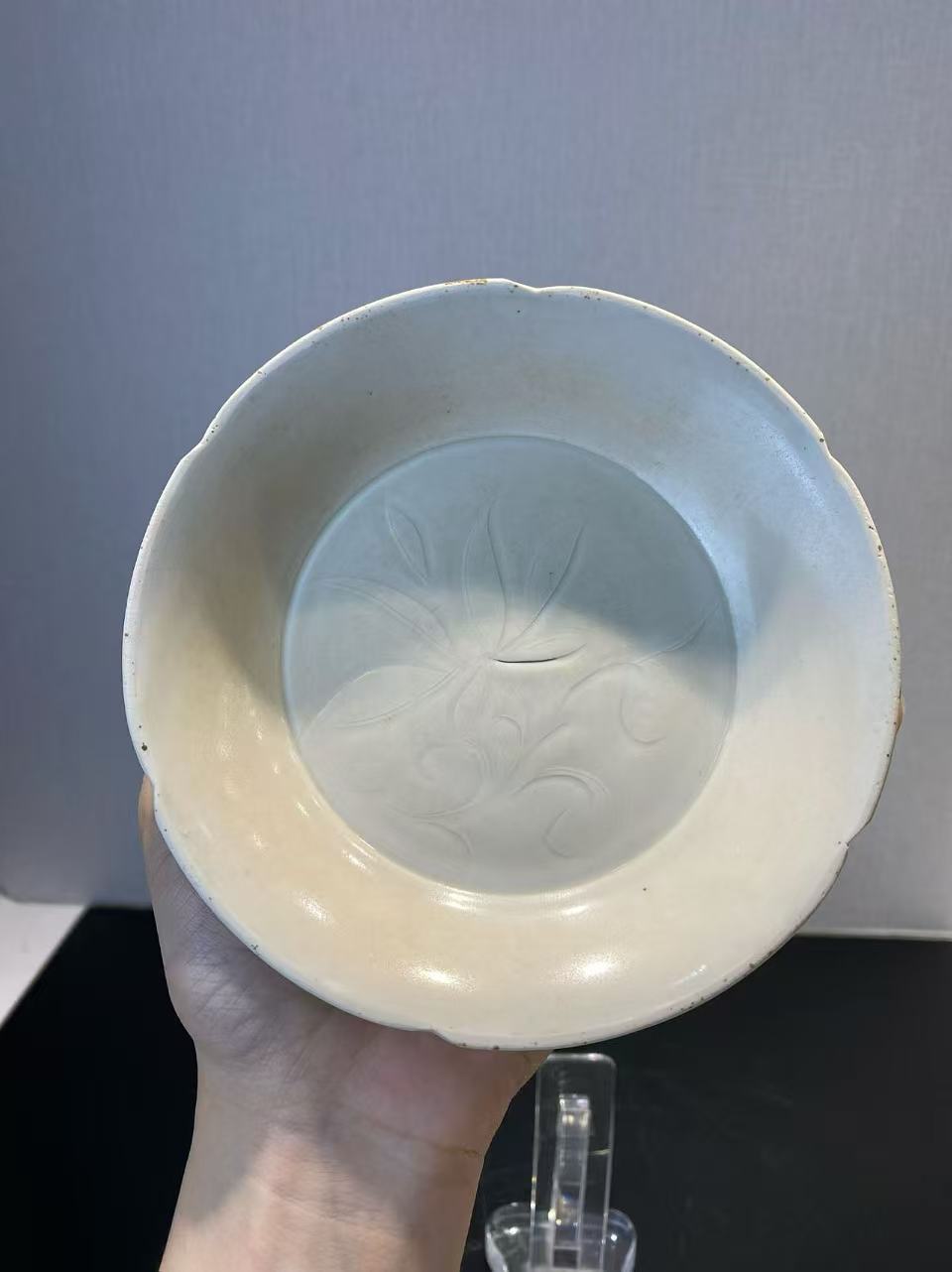 定窑白釉刻花卉纹葵口盘