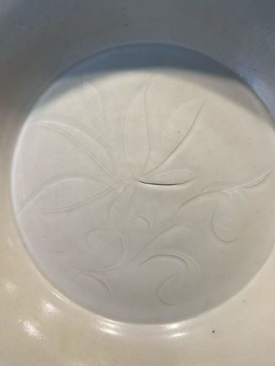 定窑白釉刻花卉纹葵口盘
