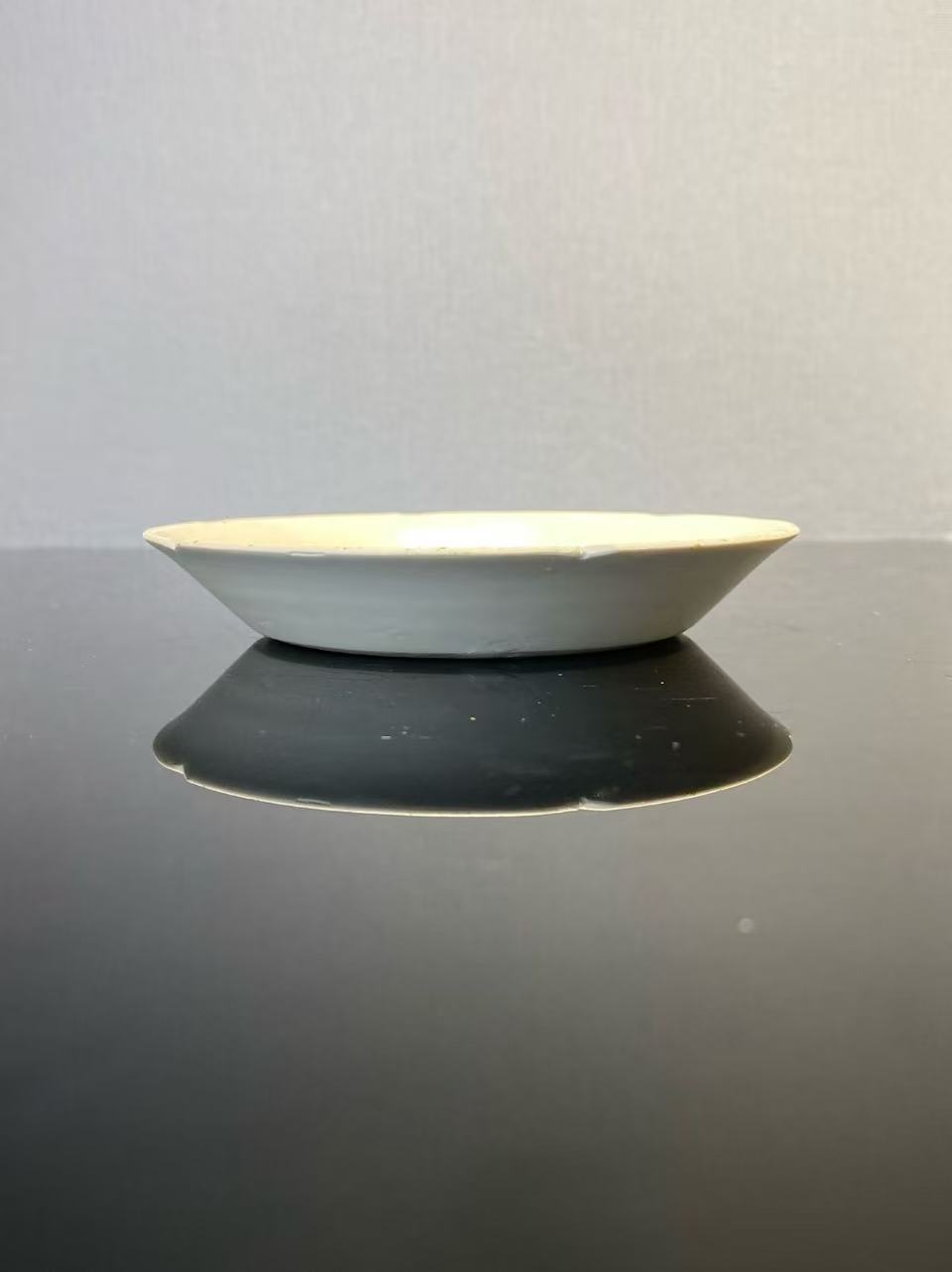 定窑白釉刻花卉纹葵口盘