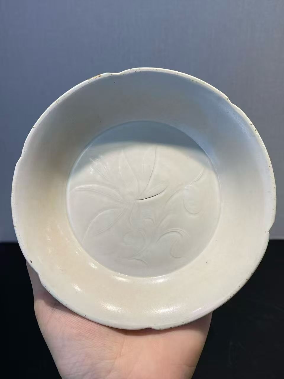 定窑白釉刻花卉纹葵口盘