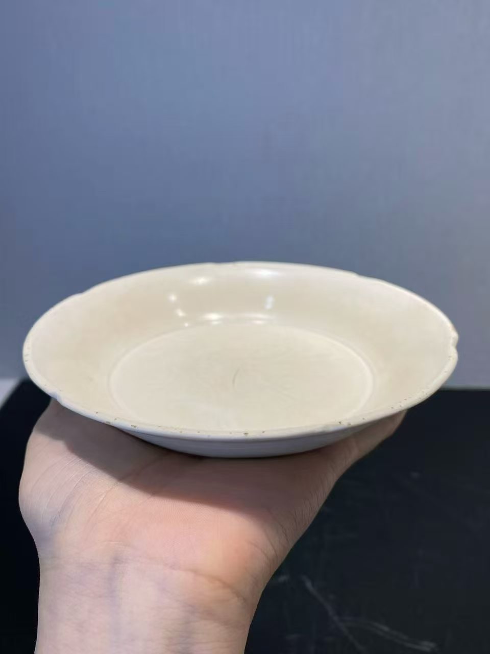 定窑白釉刻花卉纹葵口盘