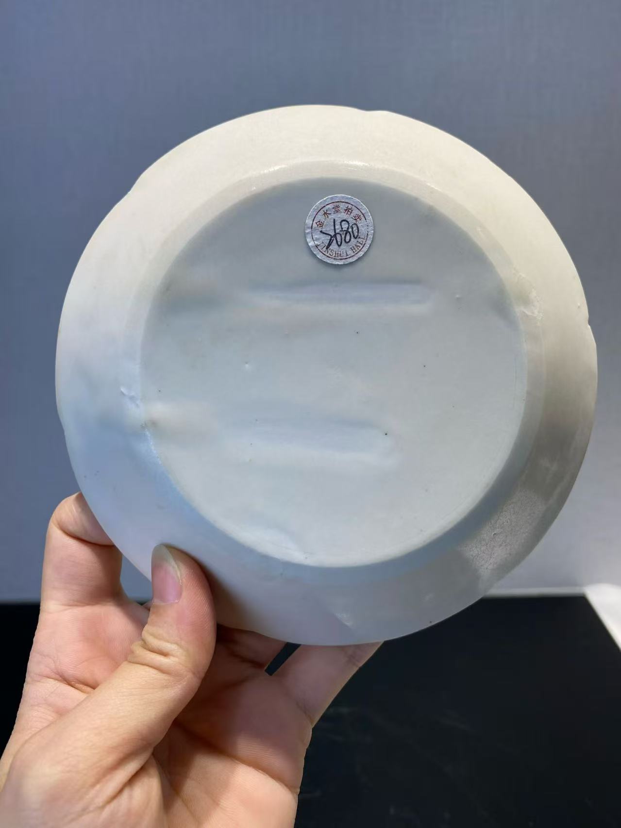 定窑白釉刻花卉纹葵口盘