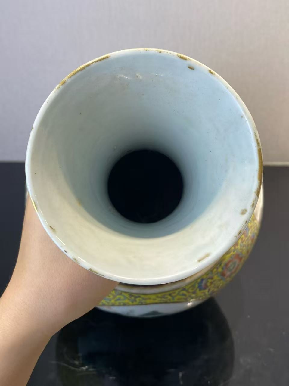 粉彩锦地开窗山水人物赏瓶