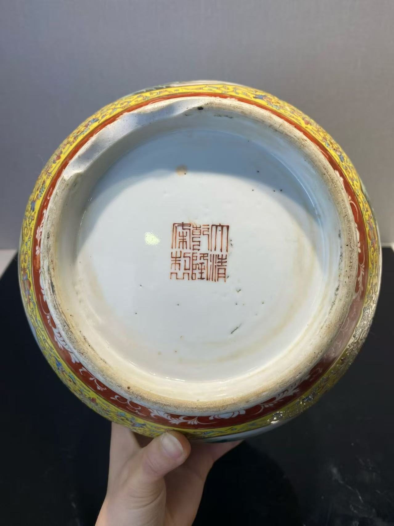 粉彩锦地开窗山水人物赏瓶