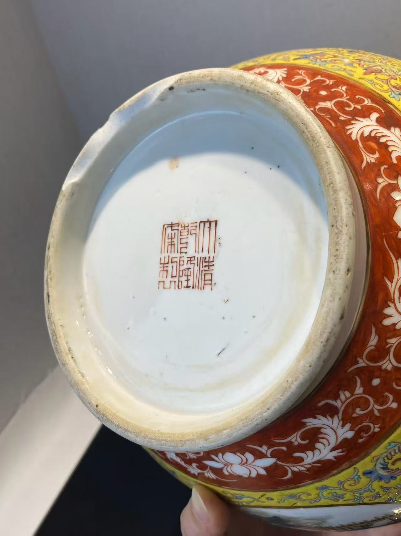 粉彩锦地开窗山水人物赏瓶