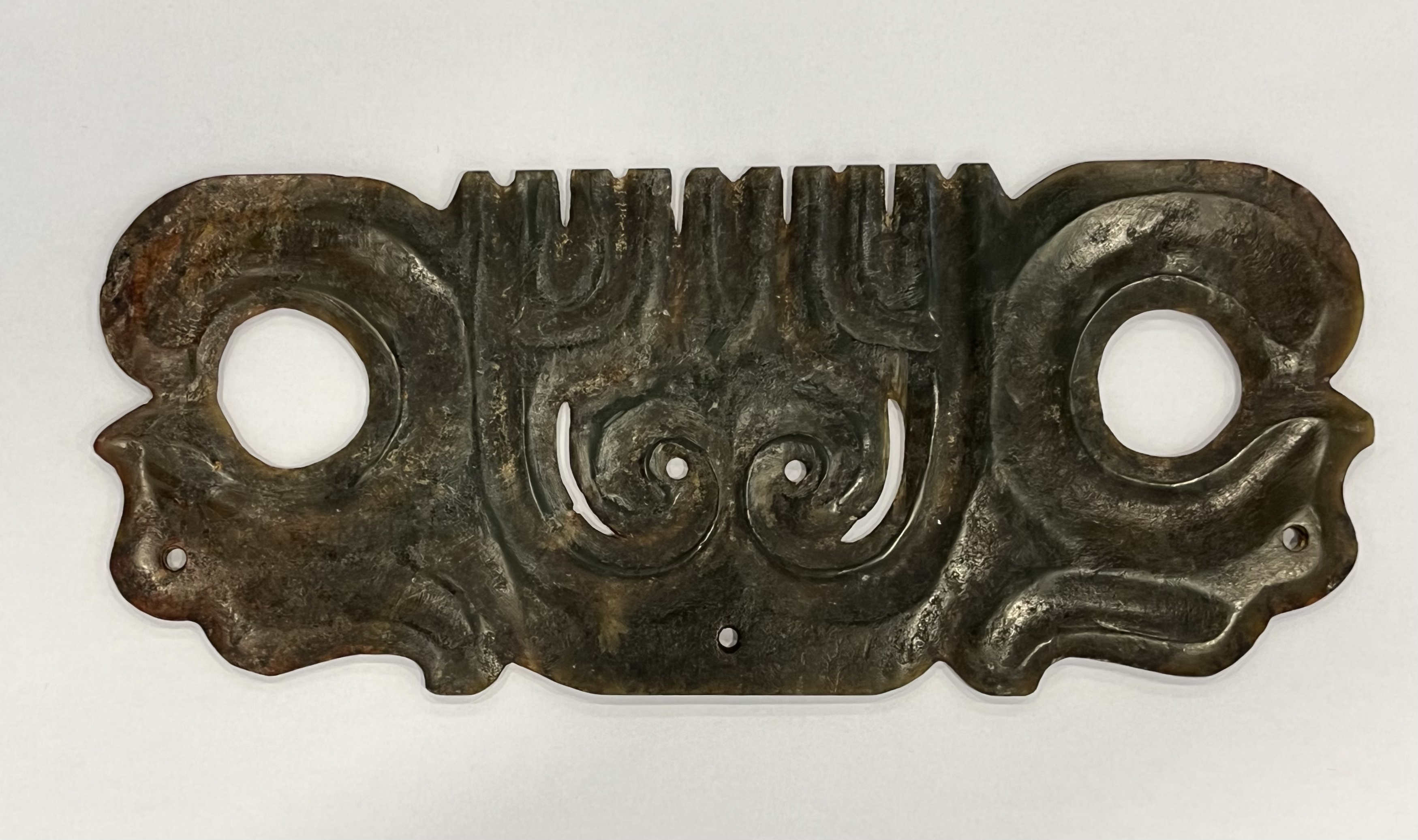 神面纹双孔玉饰板