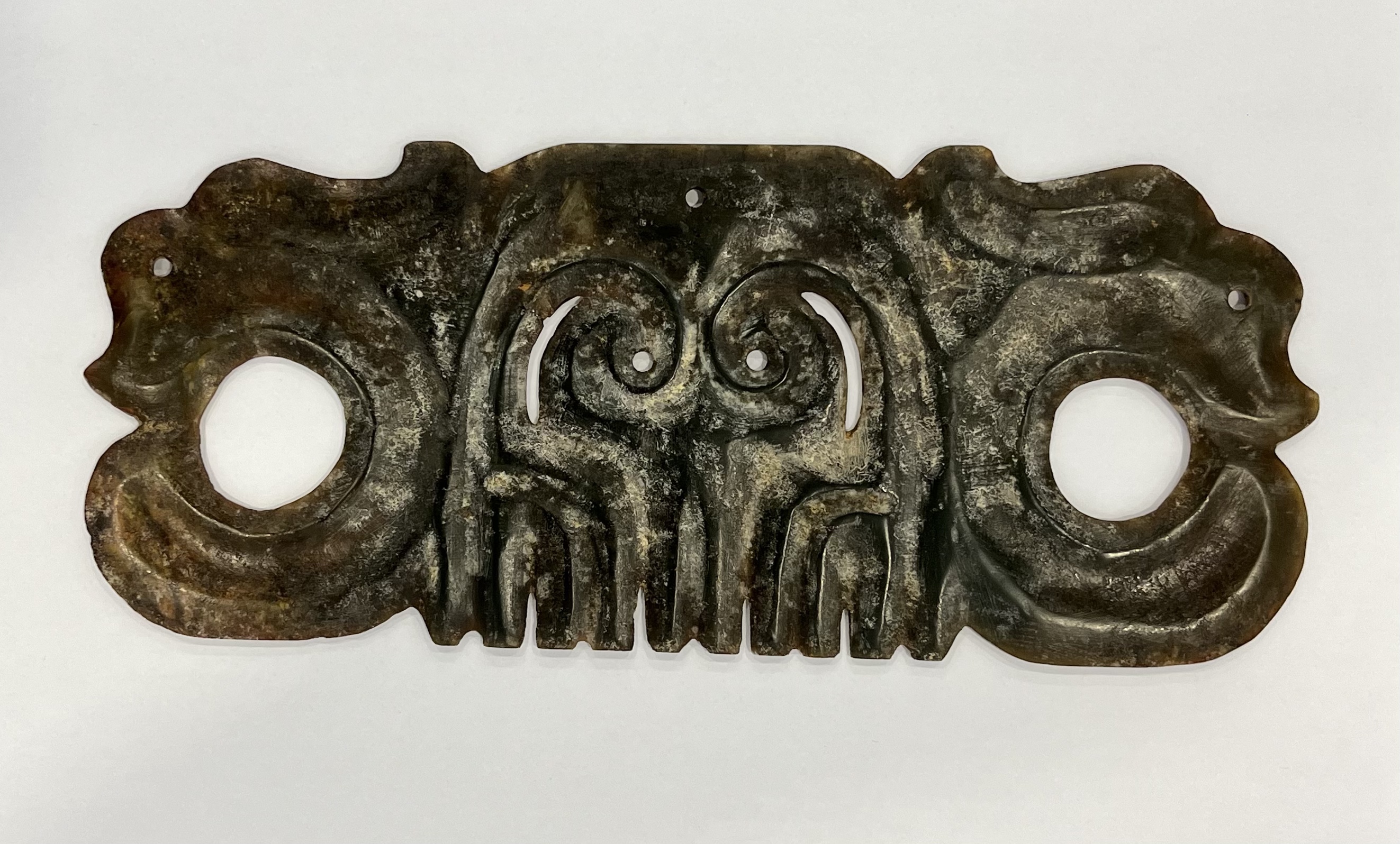 神面纹双孔玉饰板