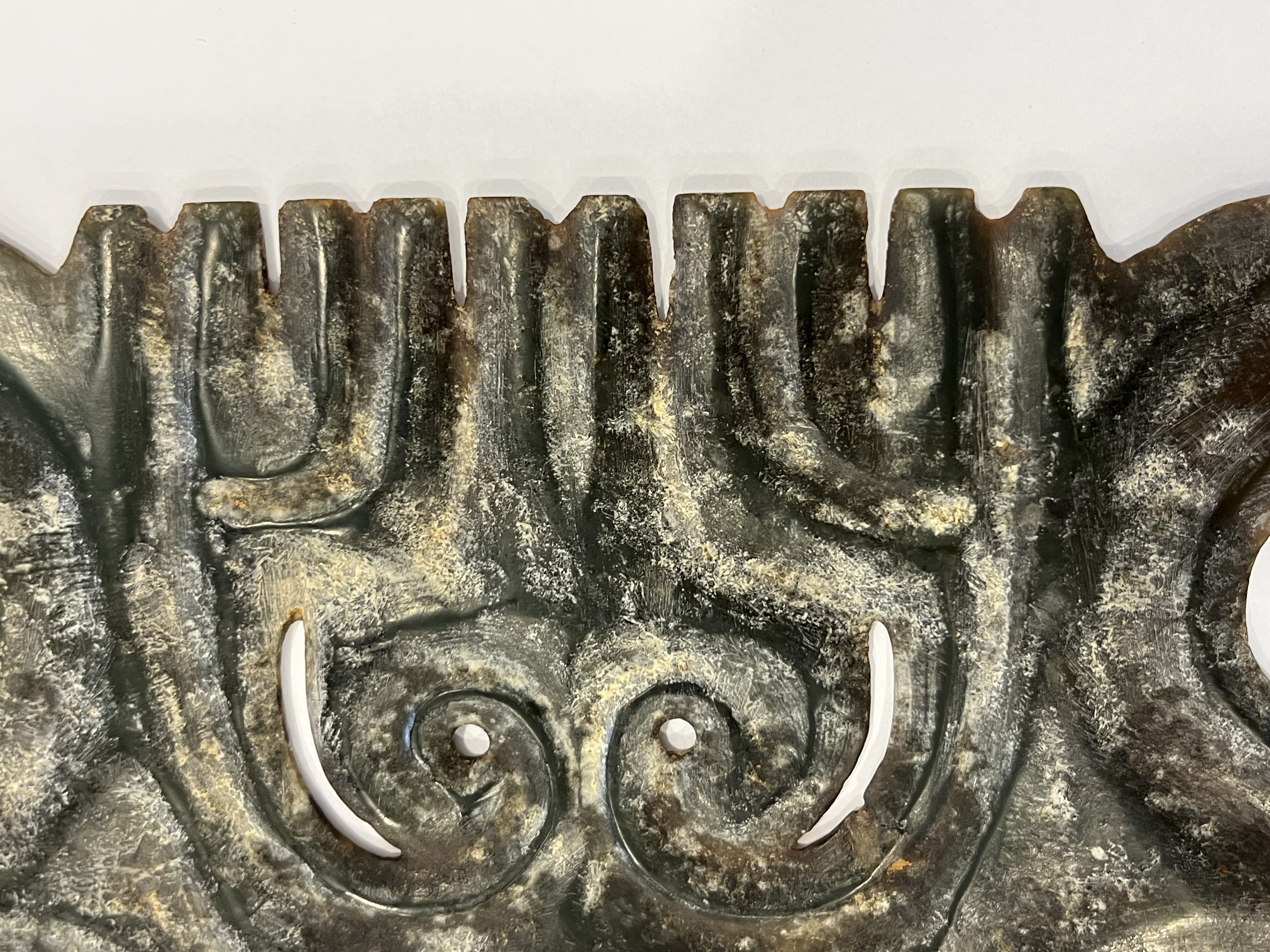 神面纹双孔玉饰板