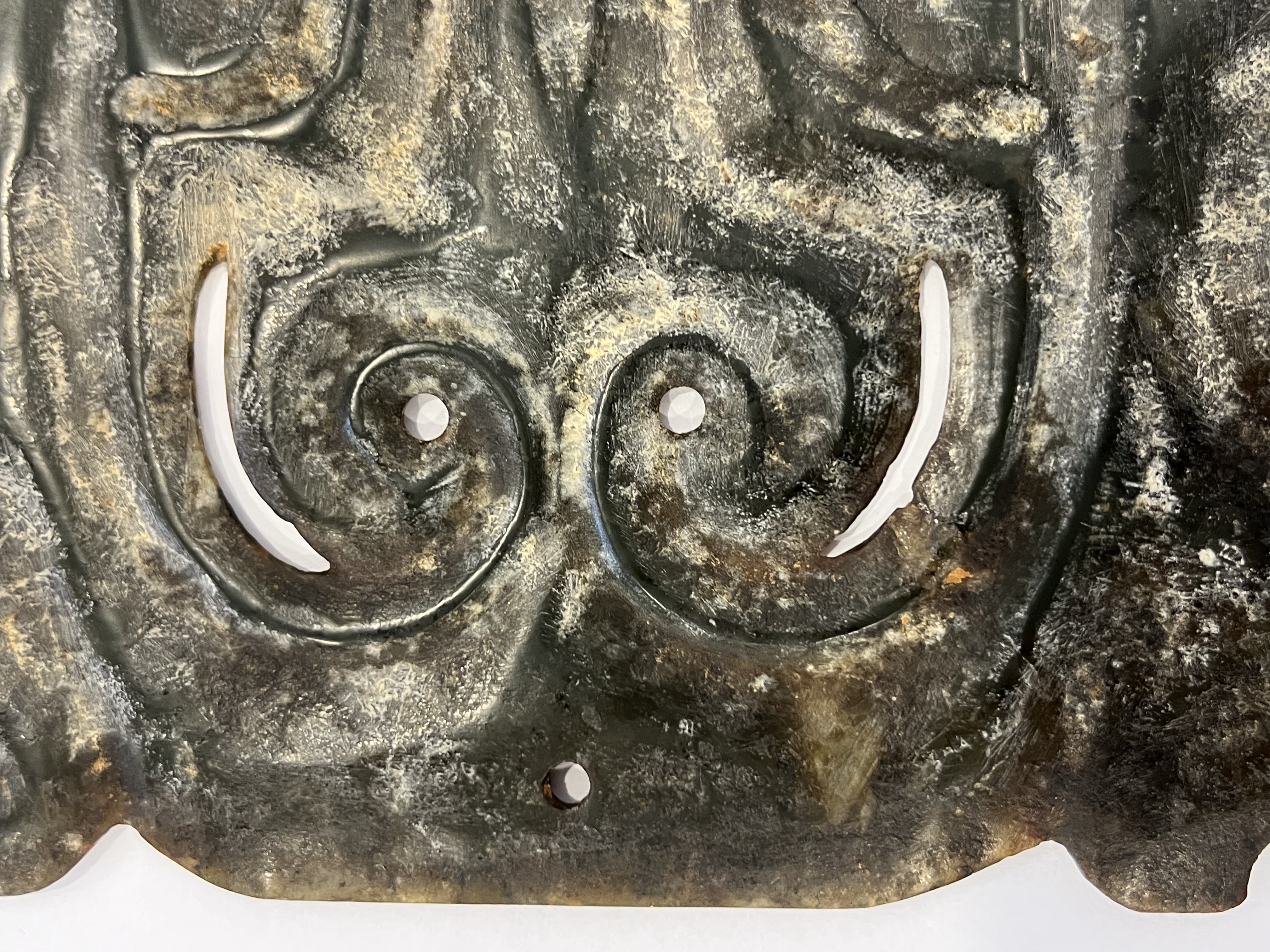 神面纹双孔玉饰板