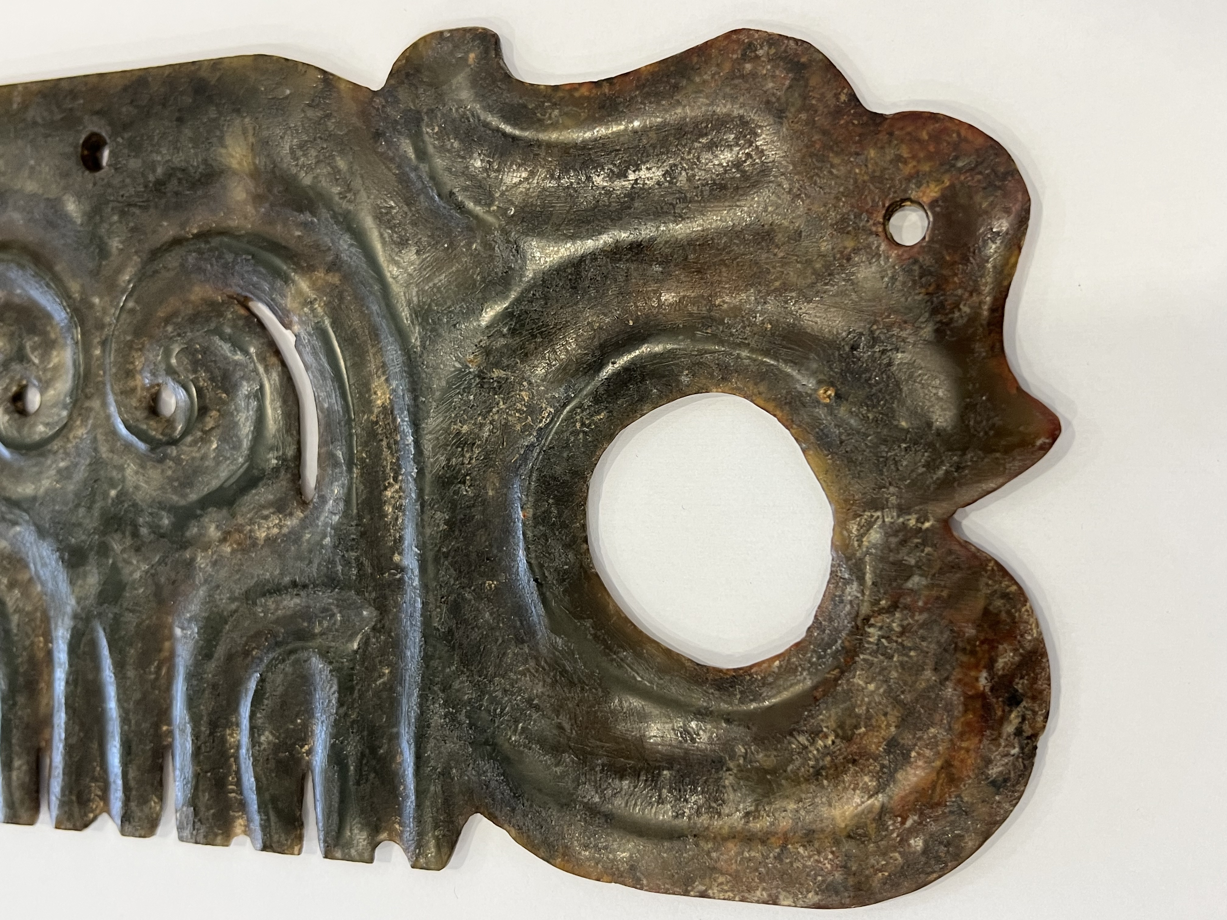 神面纹双孔玉饰板