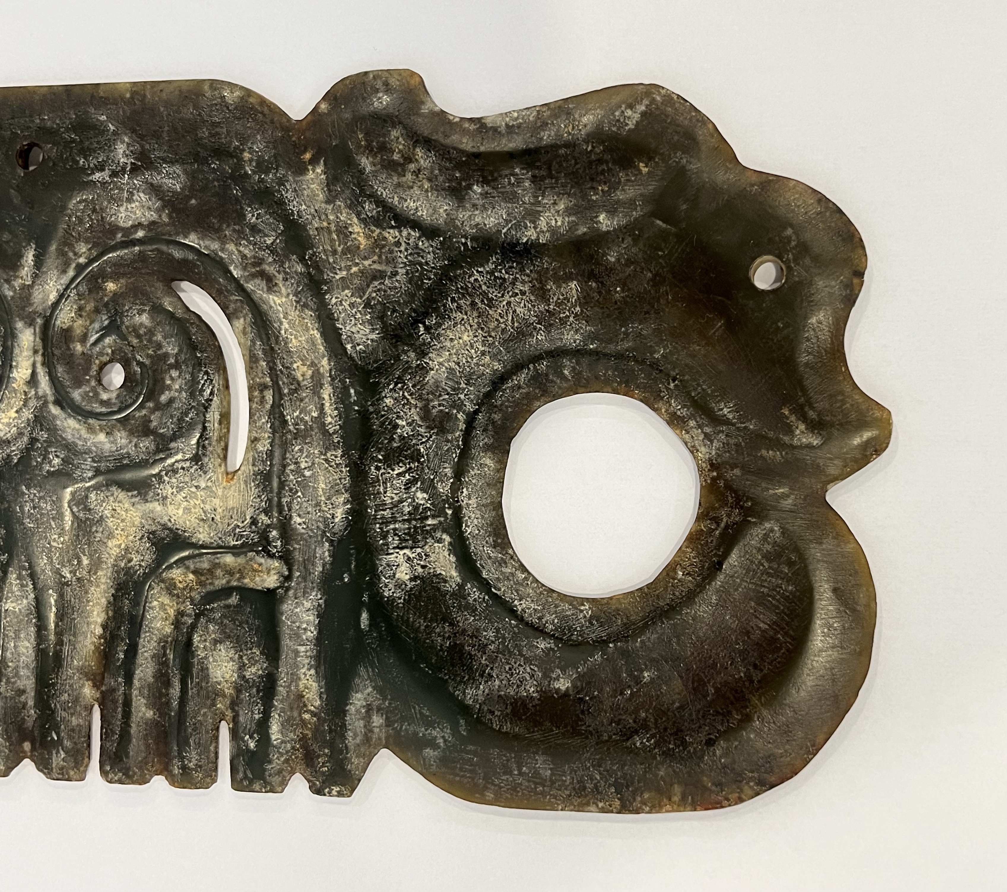 神面纹双孔玉饰板