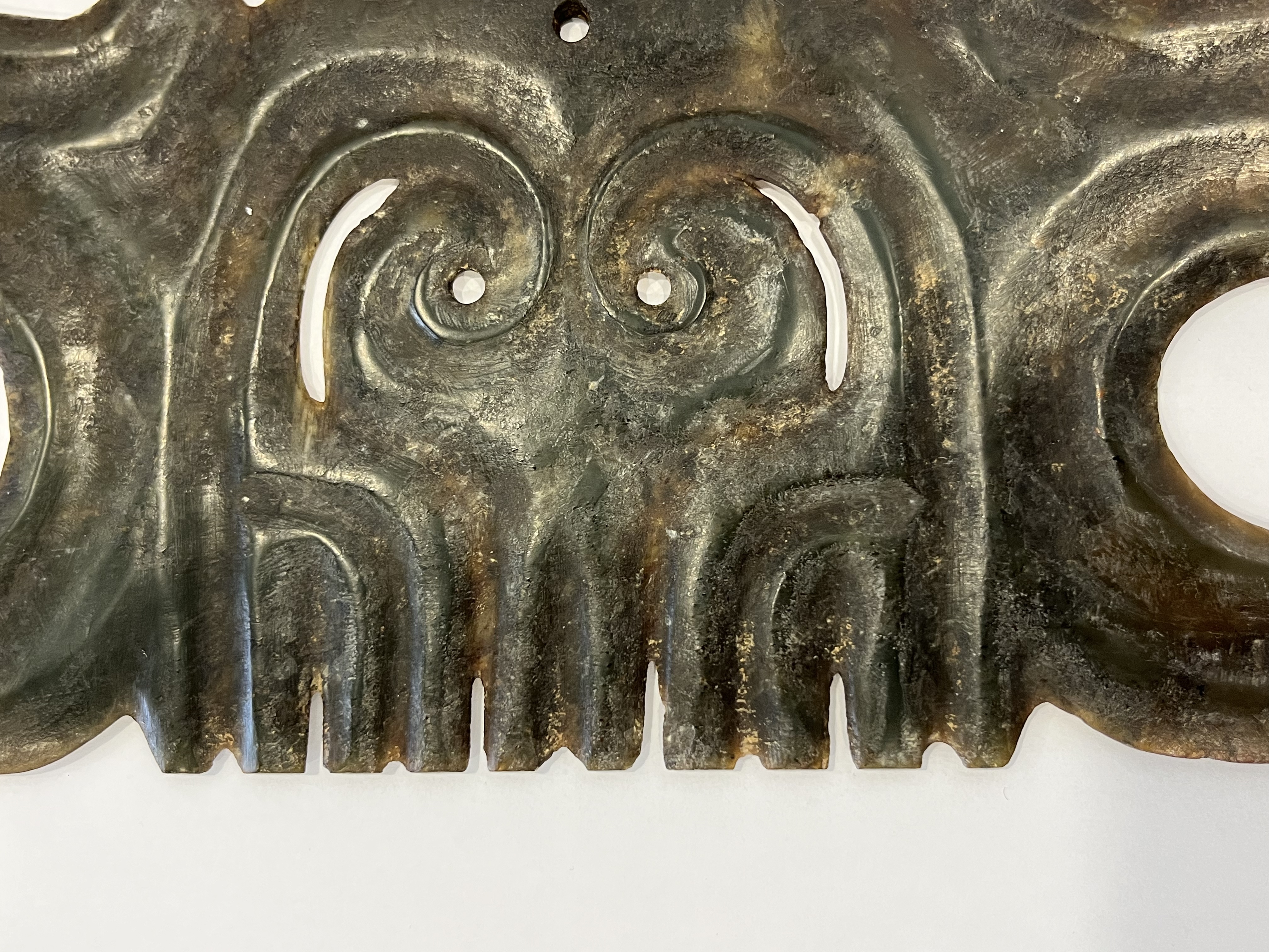 神面纹双孔玉饰板