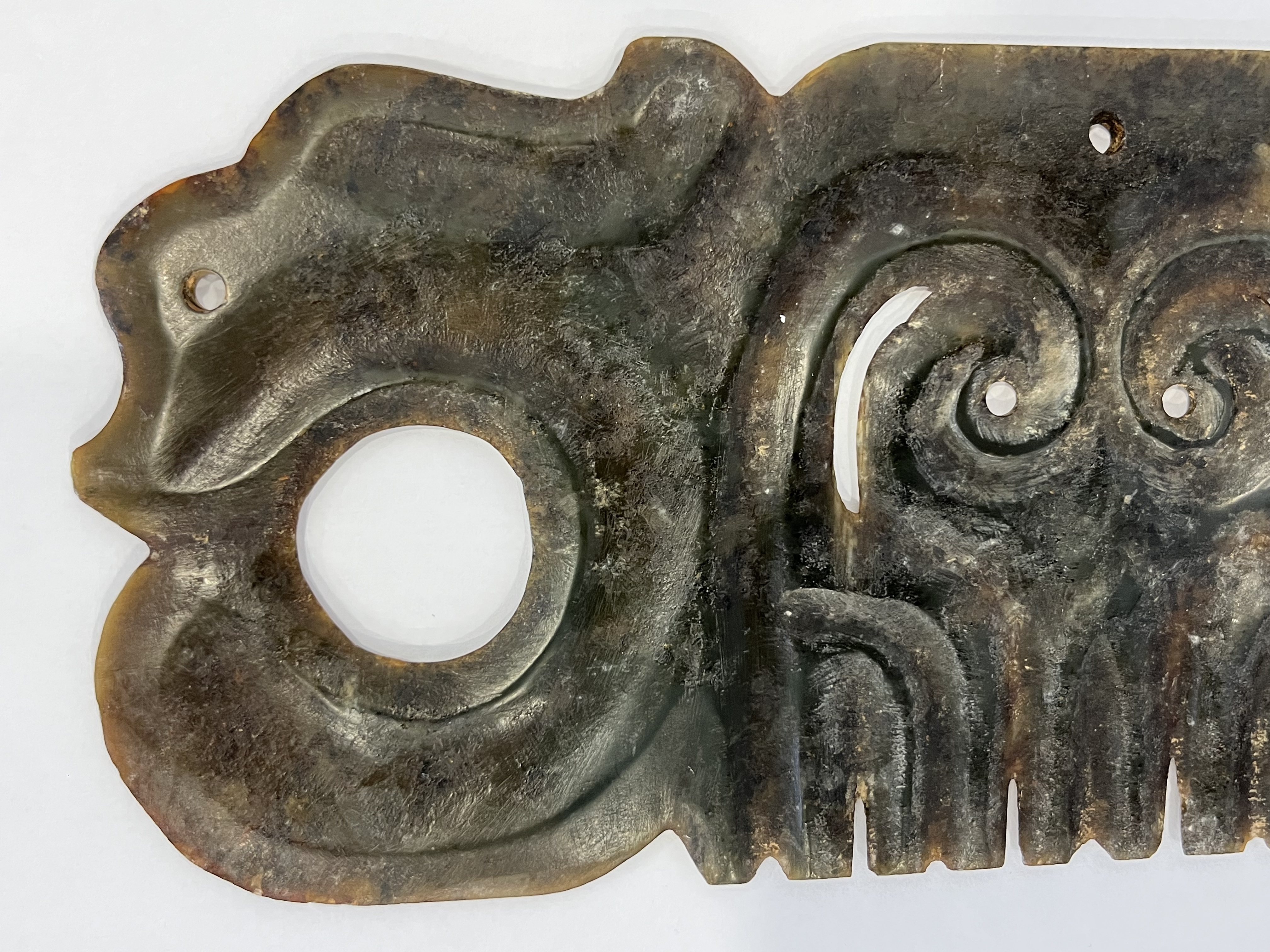 神面纹双孔玉饰板