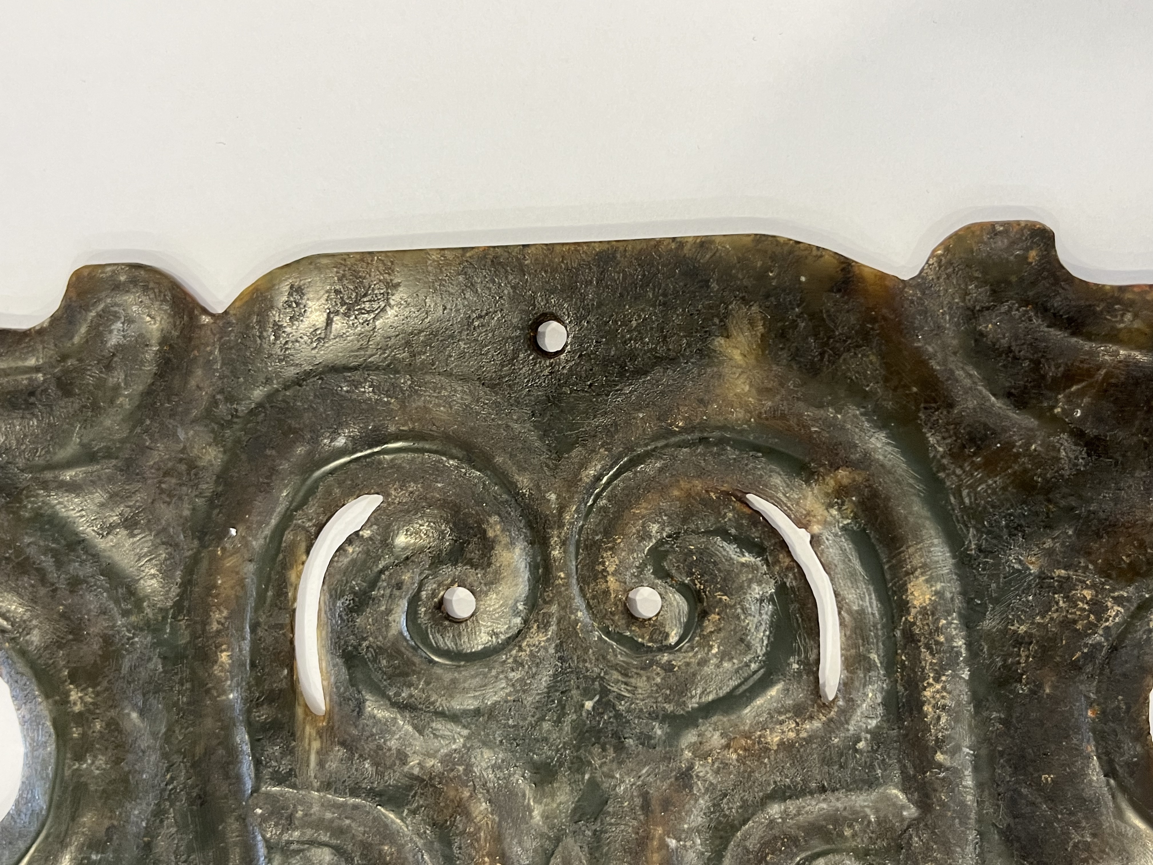 神面纹双孔玉饰板