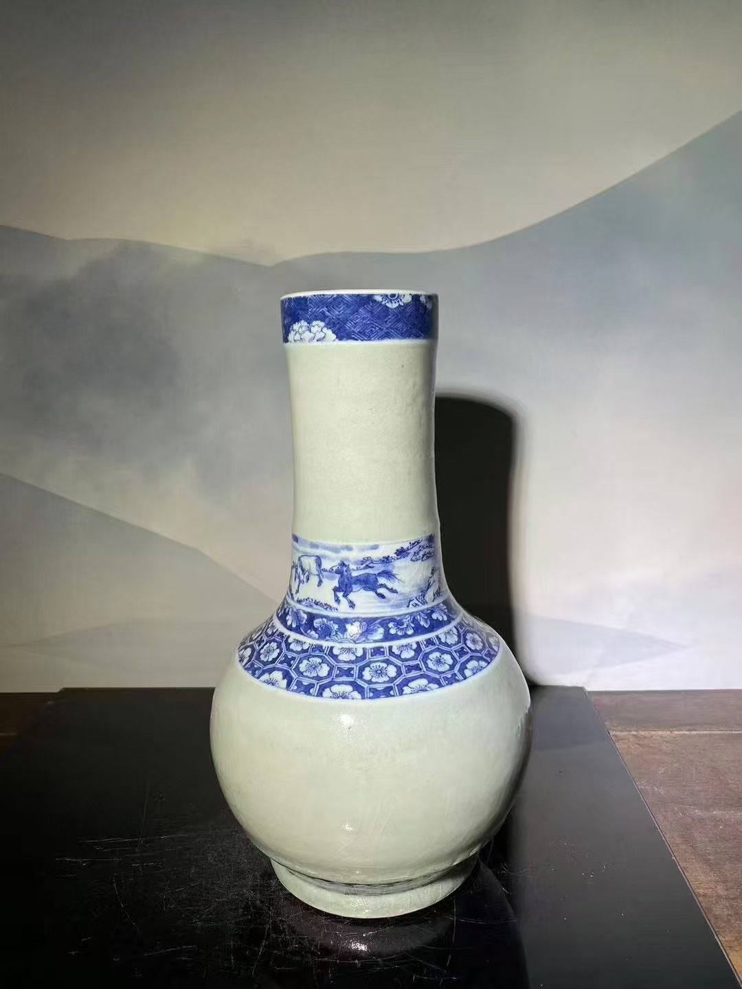 豆青地青花柳下八骏图天球瓶 款：大清光绪年制