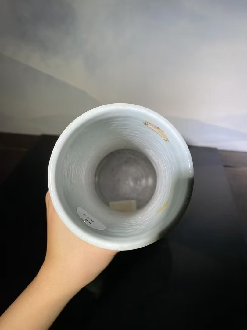 豆青地青花柳下八骏图天球瓶 款：大清光绪年制