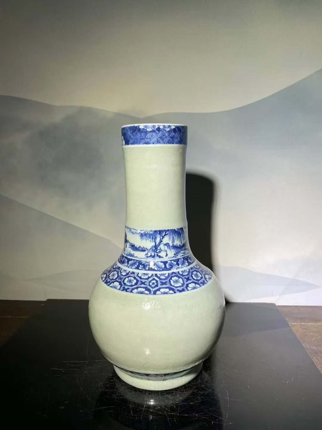 豆青地青花柳下八骏图天球瓶 款：大清光绪年制