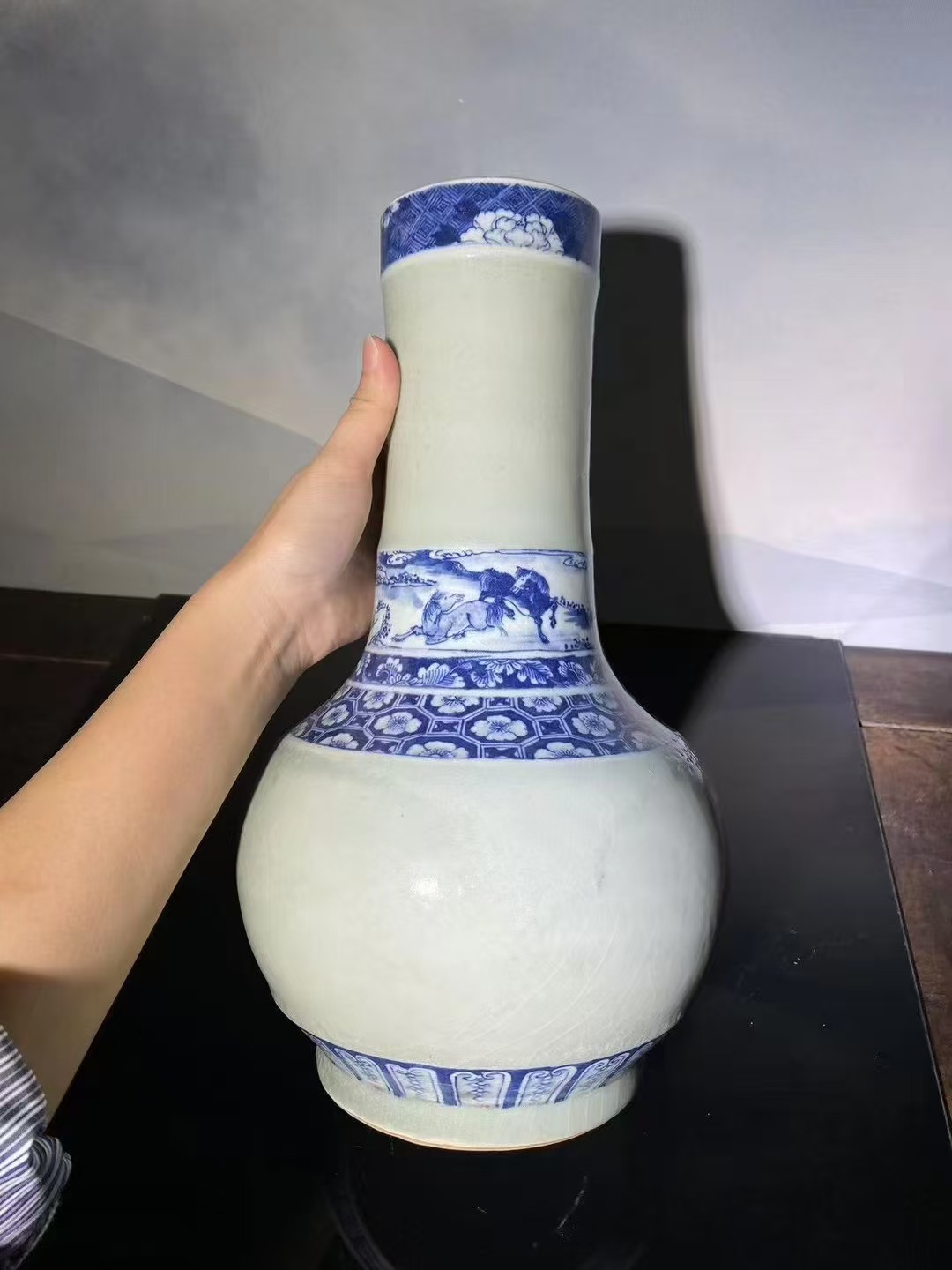 豆青地青花柳下八骏图天球瓶 款：大清光绪年制