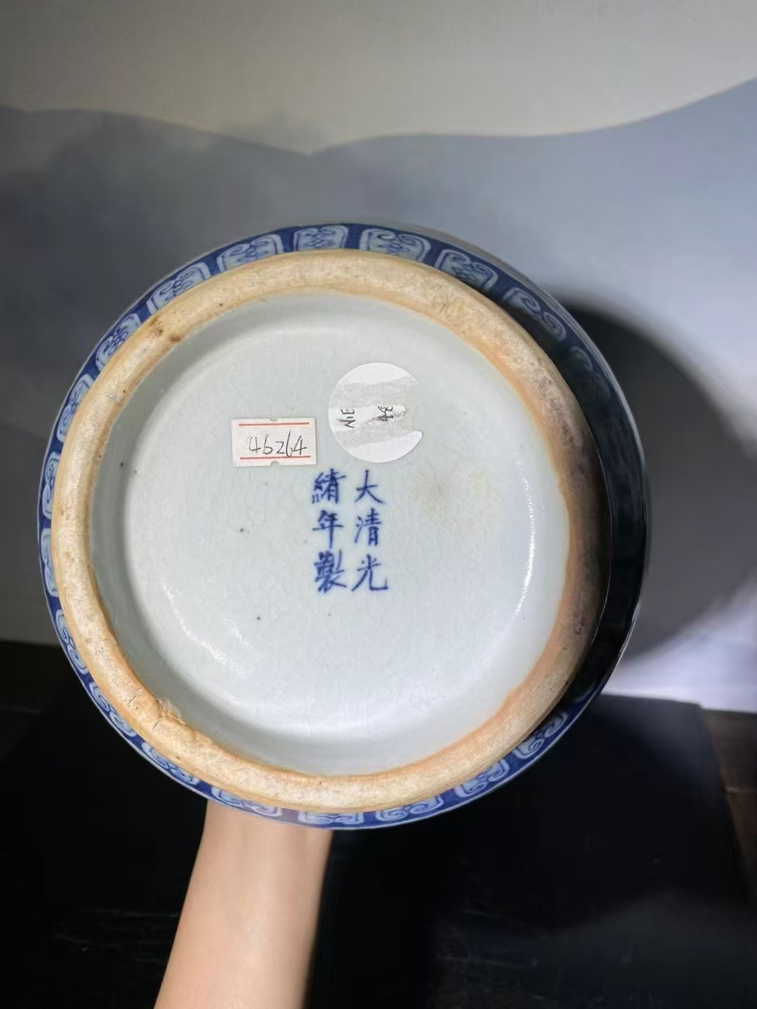 豆青地青花柳下八骏图天球瓶 款：大清光绪年制