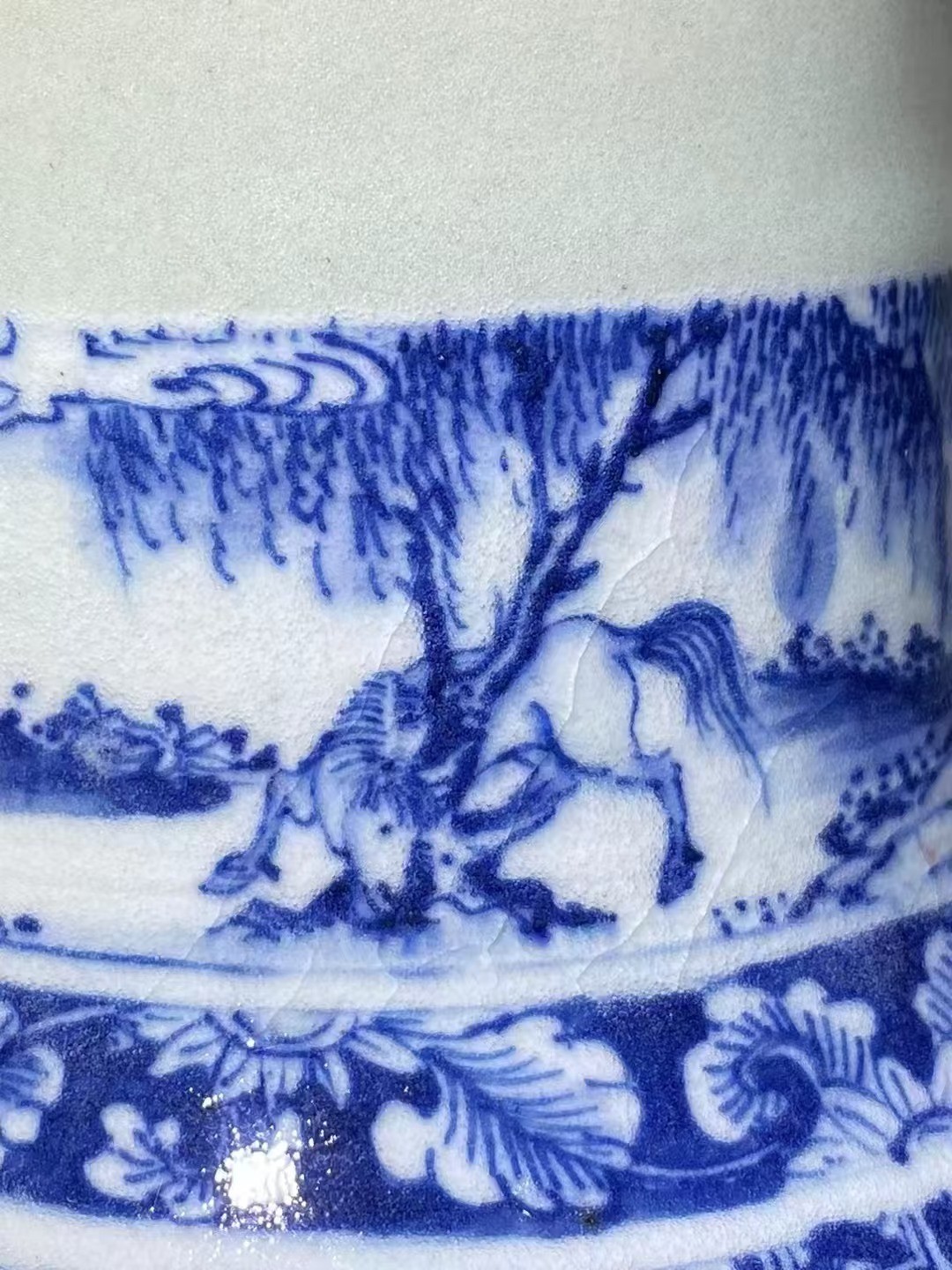 豆青地青花柳下八骏图天球瓶 款：大清光绪年制