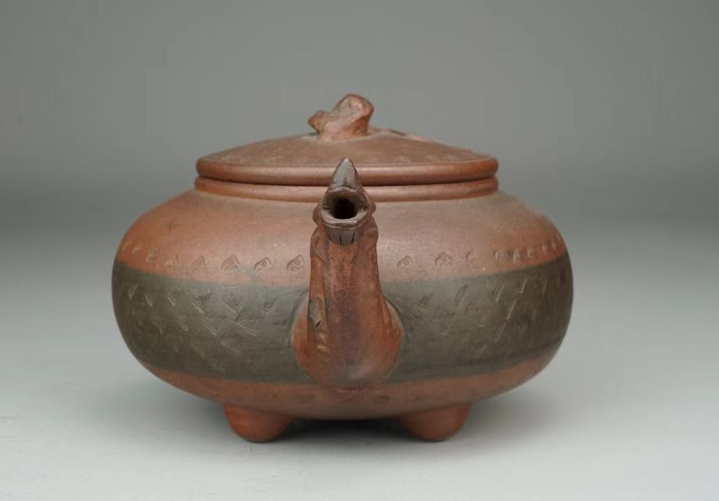 宜兴紫砂绶馥款龙首三足壶