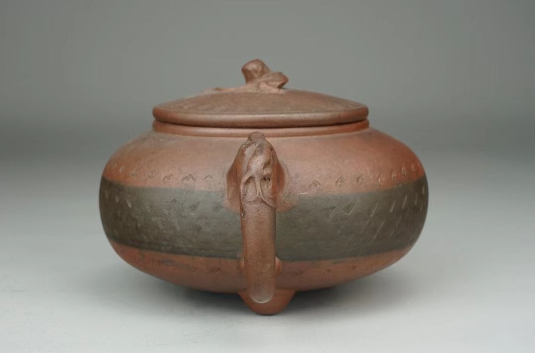 宜兴紫砂绶馥款龙首三足壶