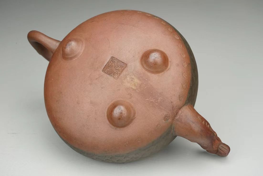 宜兴紫砂绶馥款龙首三足壶