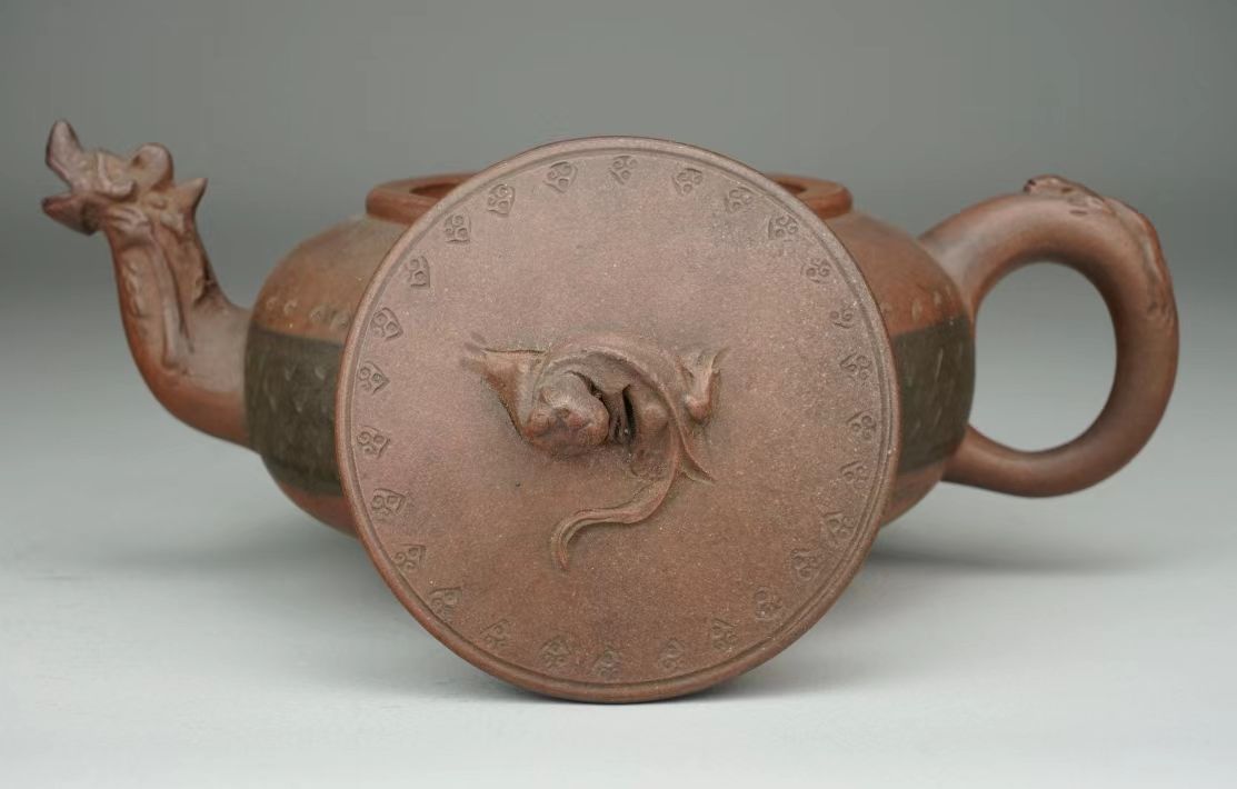 宜兴紫砂绶馥款龙首三足壶