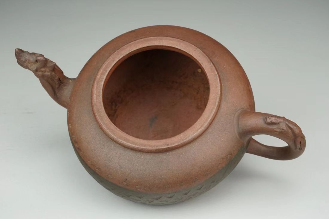 宜兴紫砂绶馥款龙首三足壶