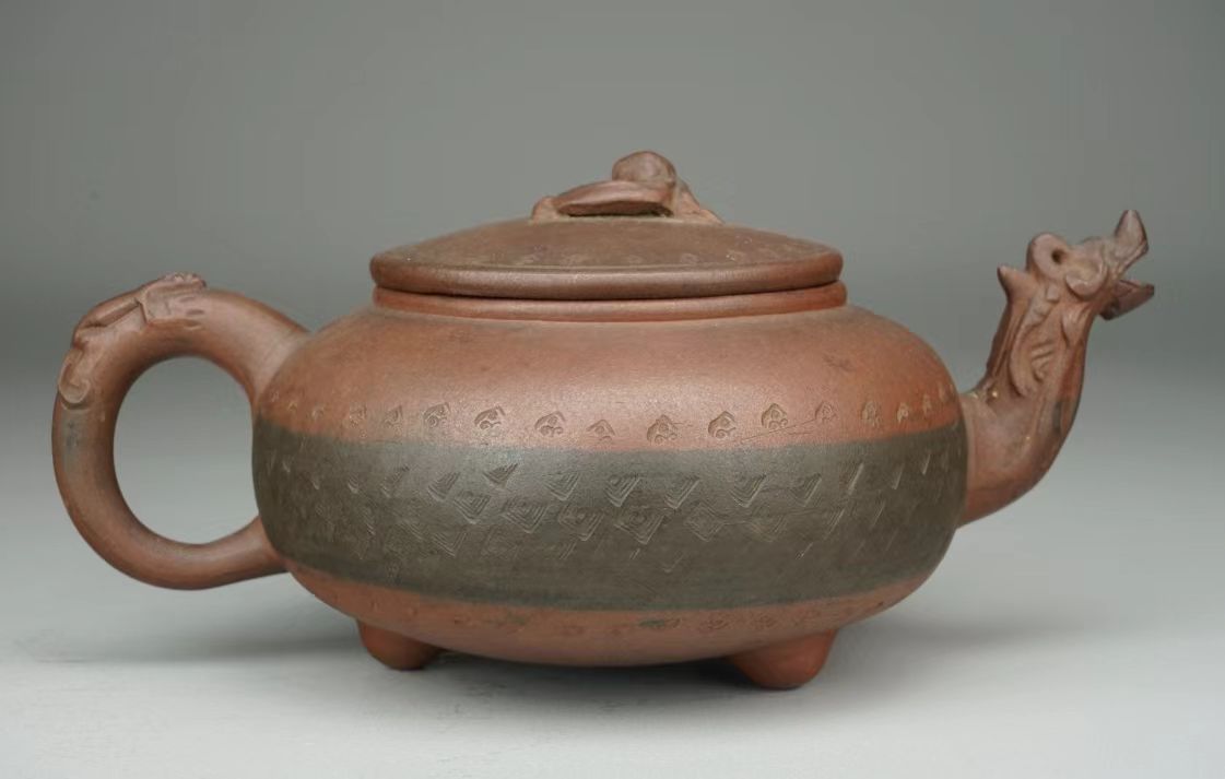 宜兴紫砂绶馥款龙首三足壶