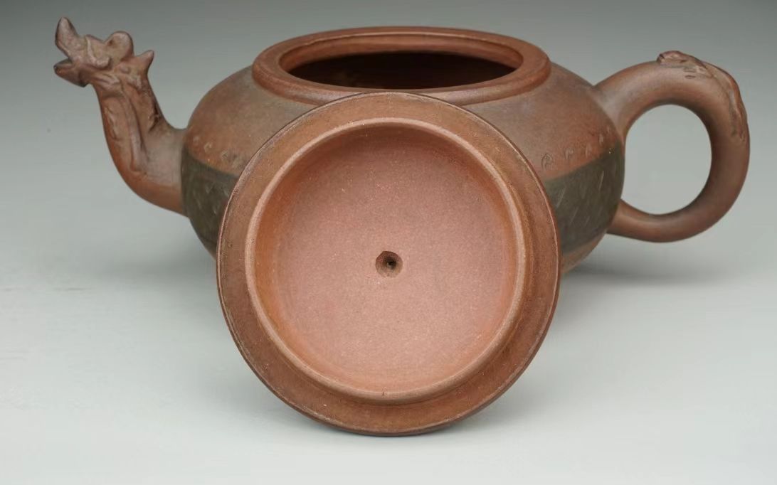 宜兴紫砂绶馥款龙首三足壶