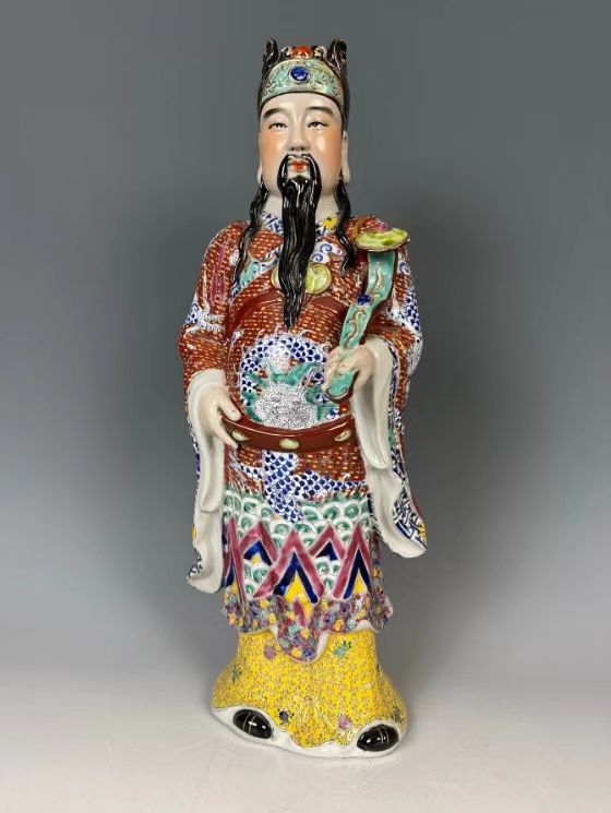 粉彩卢星立像