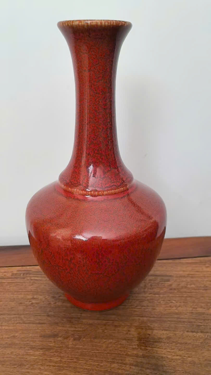红釉赏瓶 (Qing Kangxi red-glazed vase)