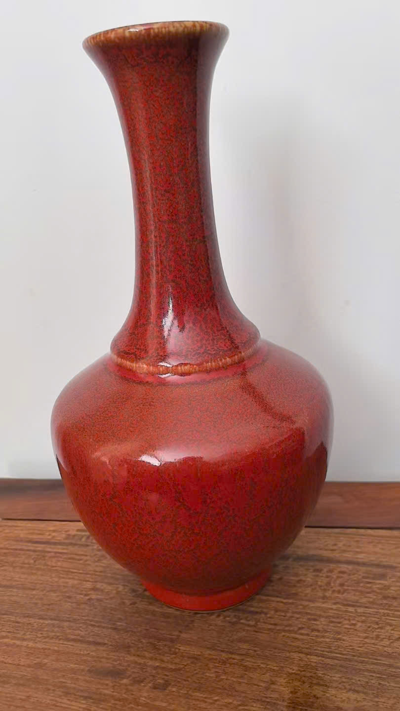 红釉赏瓶 (Qing Kangxi red-glazed vase)