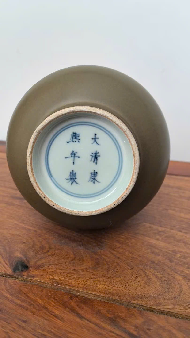 茶叶末釉蒜头瓶 (A Qing Kangxi tea-dust-glazed garlic bottle)