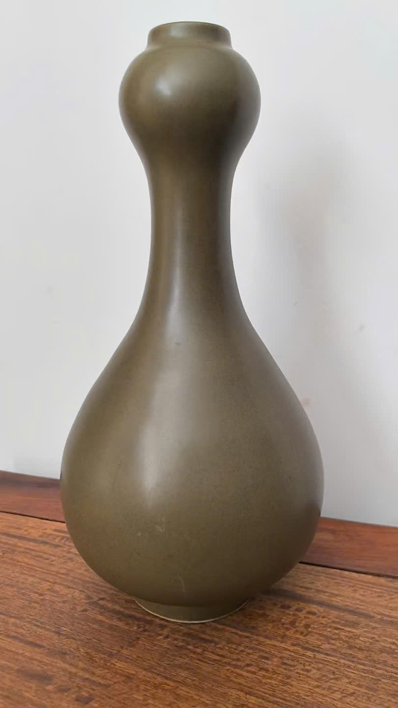 茶叶末釉蒜头瓶 (A Qing Kangxi tea-dust-glazed garlic bottle)