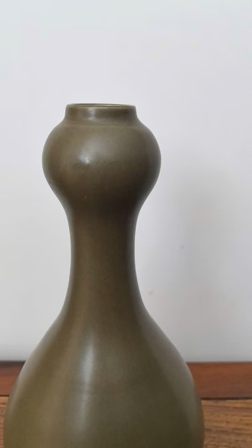 茶叶末釉蒜头瓶 (A Qing Kangxi tea-dust-glazed garlic bottle)