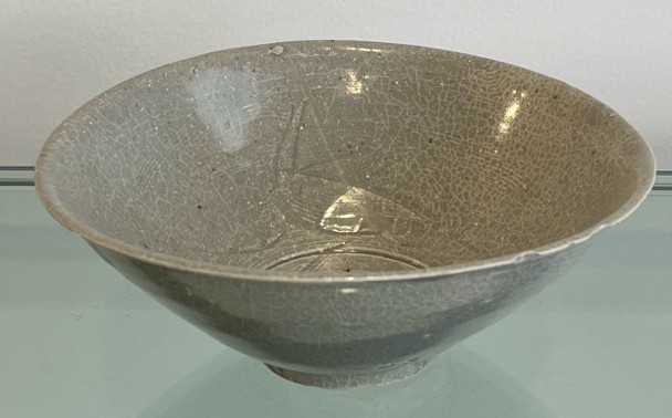 唐秘色瓷刻花碗