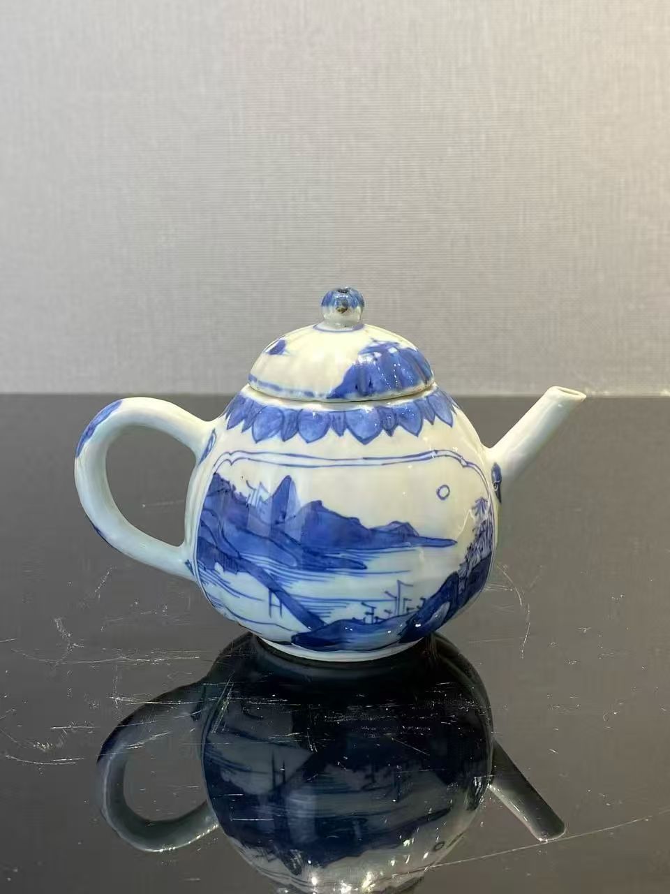 青花山水纹茶壶