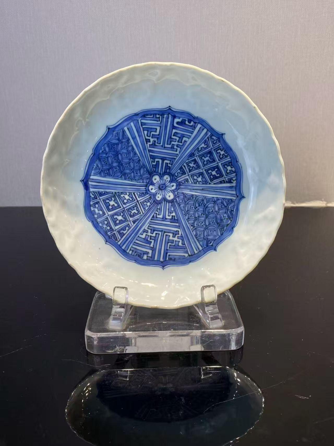 青花锦地纹暗刻石榴纹花口盘