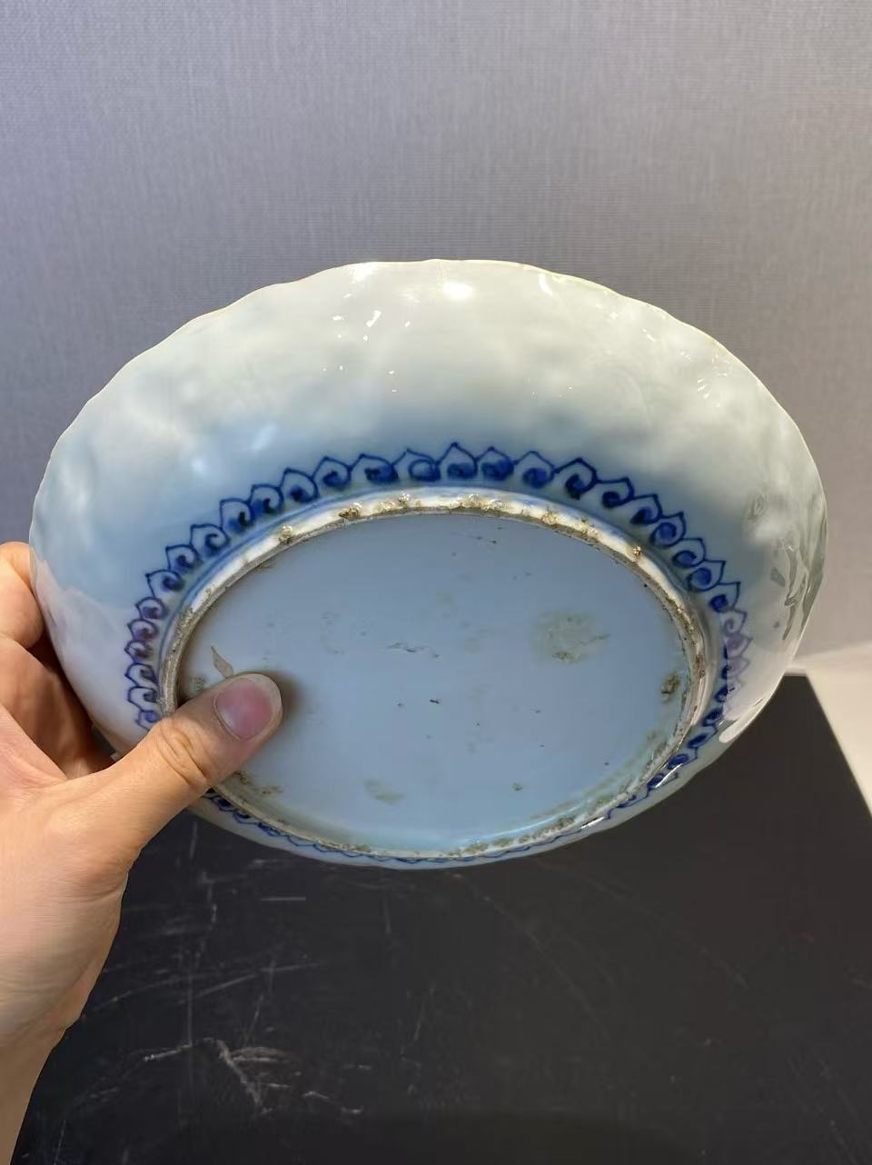 青花锦地纹暗刻石榴纹花口盘