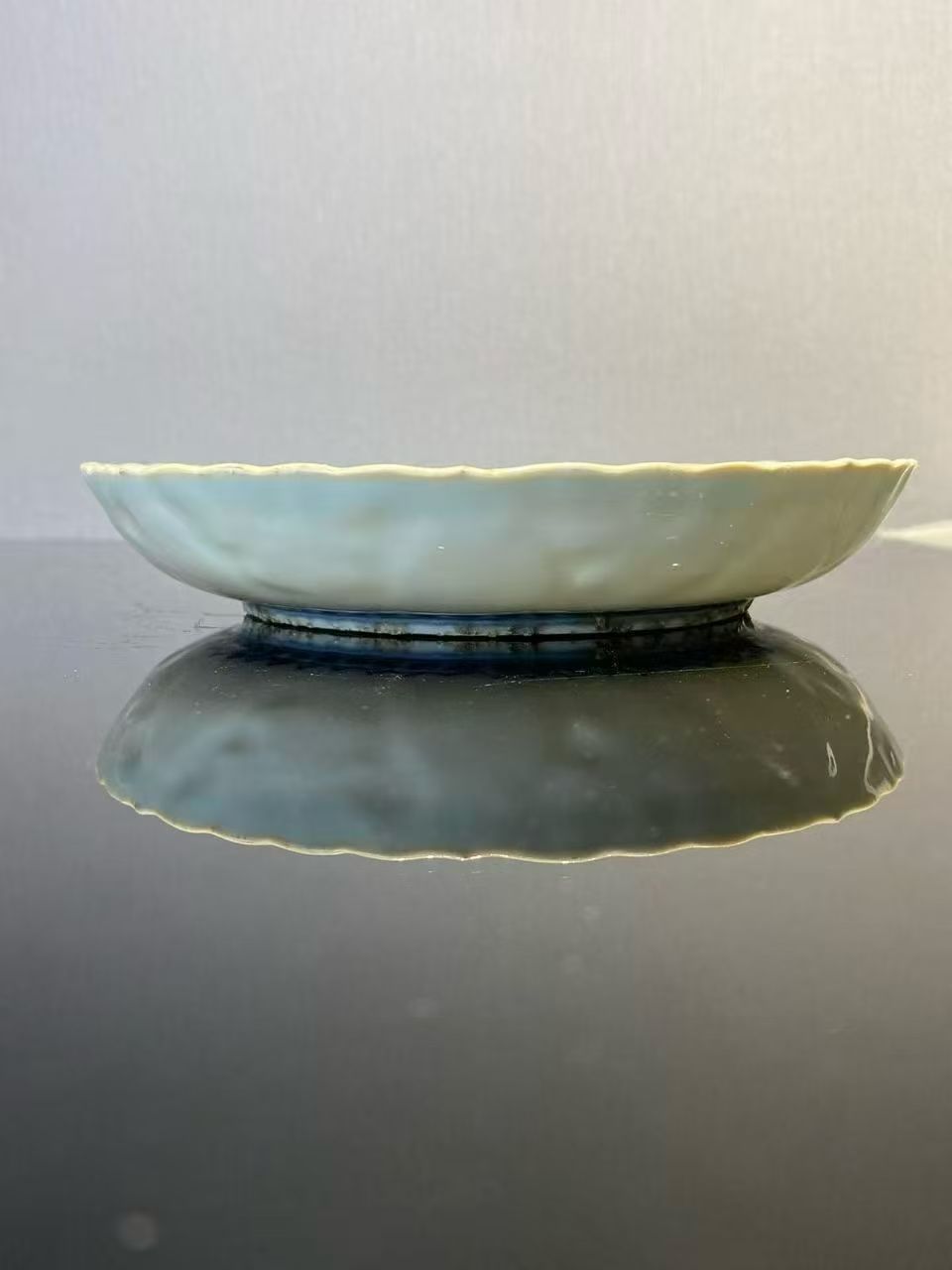 青花锦地纹暗刻石榴纹花口盘