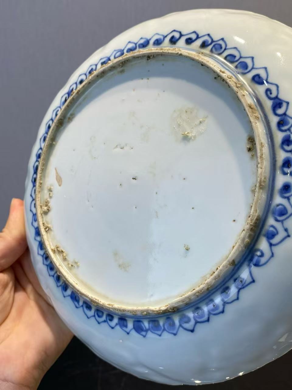 青花锦地纹暗刻石榴纹花口盘