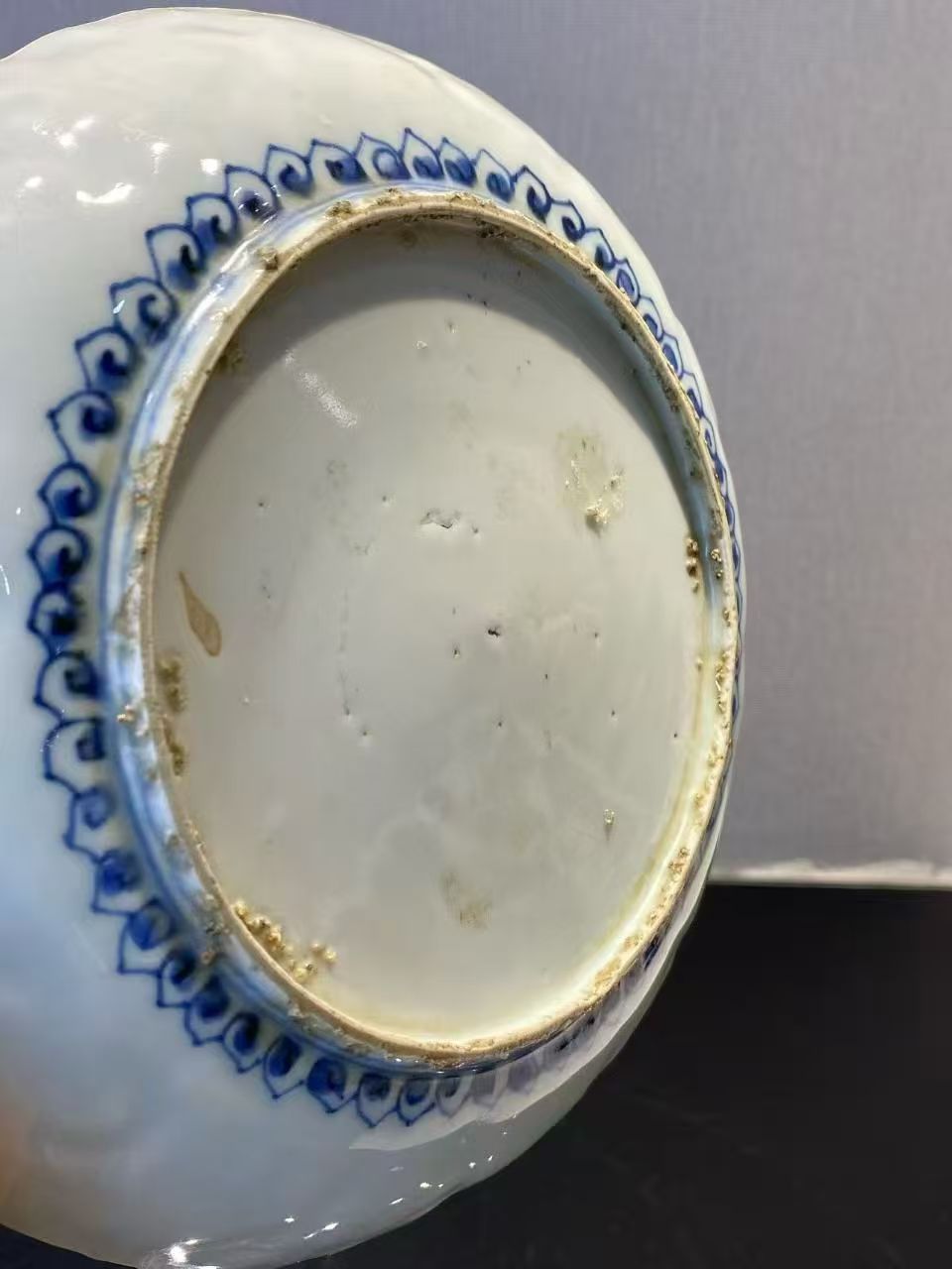 青花锦地纹暗刻石榴纹花口盘