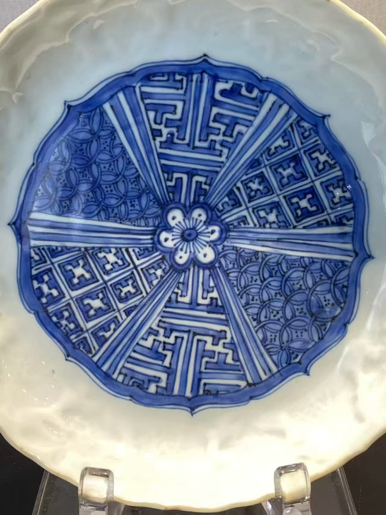 青花锦地纹暗刻石榴纹花口盘